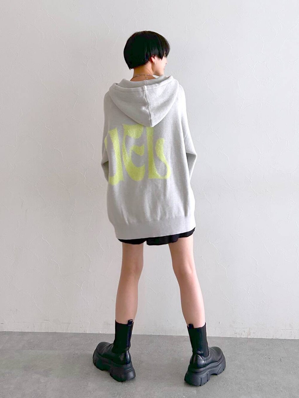 ブラック系のブーツ、ブラック系のその他パンツ、ベージュ系のニット/セーターを着用したレディースの冬コーディネートの8枚目の写真