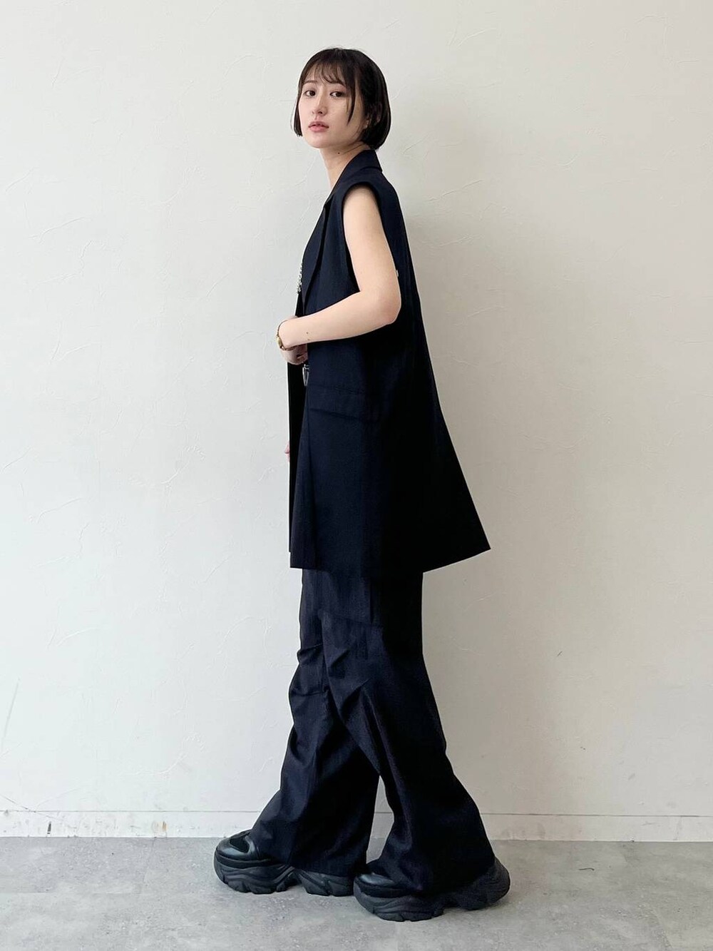 ブラック系のスニーカー、ブラック系のキャミソール、ブラック系のその他パンツを着用したレディースの春コーディネートの3枚目の写真