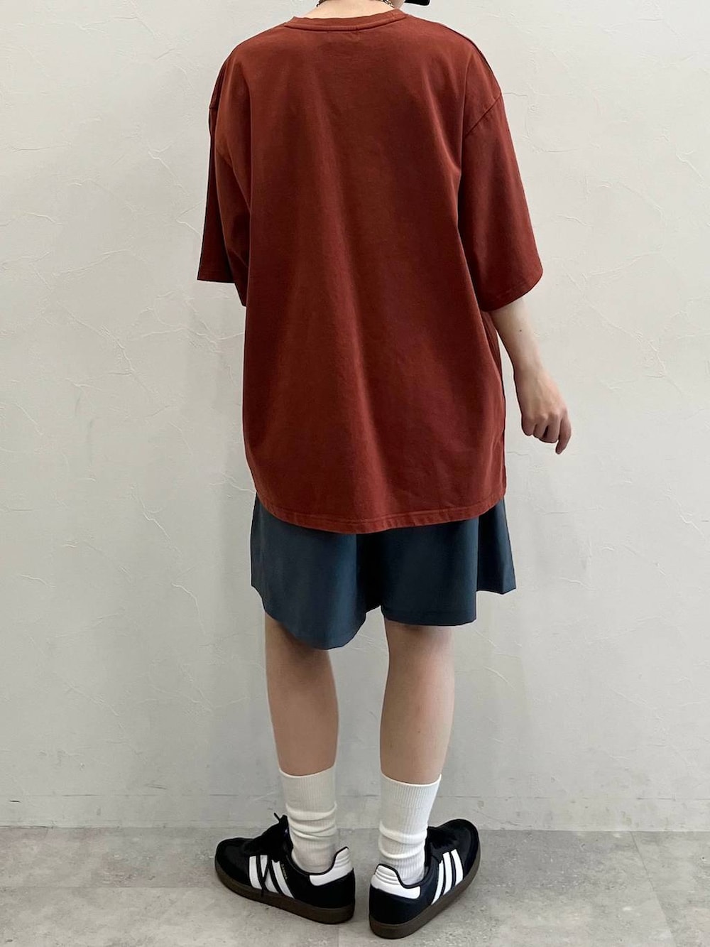 グレー系のその他パンツ、ブラック系のスニーカー、レッド系のTシャツ/カットソーを着用したレディースの春コーディネートの8枚目の写真