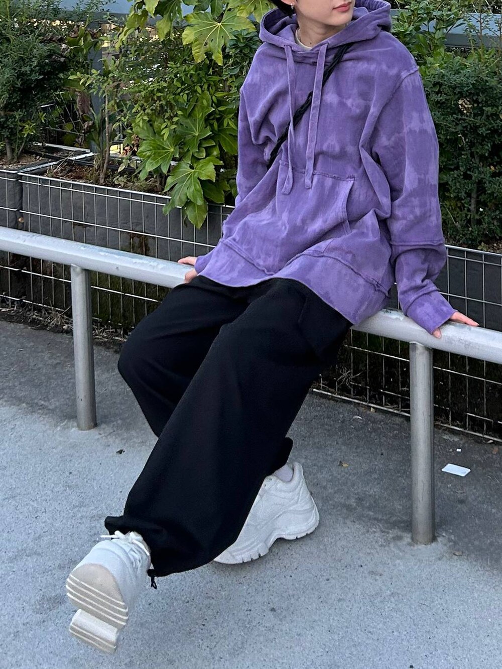 パープル系のパーカーを着用したレディースの冬コーディネートの5枚目の写真