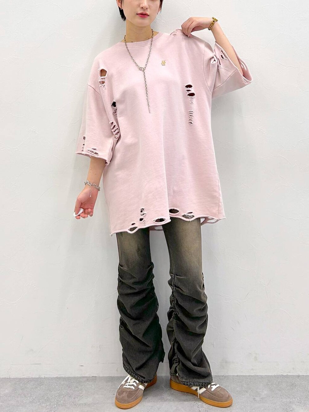 ブラック系のデニムパンツ、ピンク系のTシャツ/カットソー、シルバー系のネックレスを着用したレディースの夏コーディネートの3枚目の写真