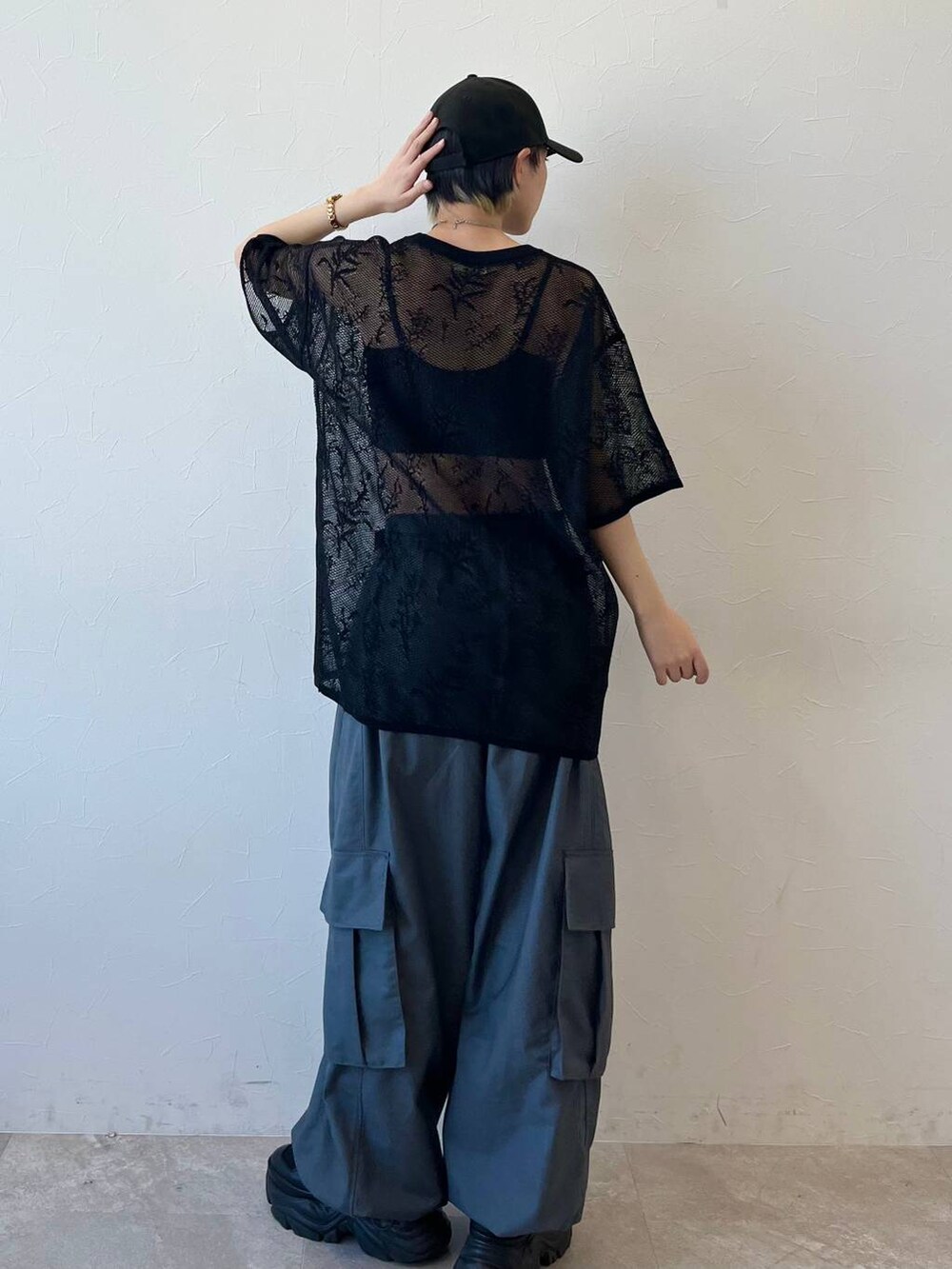 ブラック系のスニーカー、グレー系のカーゴパンツ、ブラック系のキャミソールを着用したレディースの春コーディネートの7枚目の写真