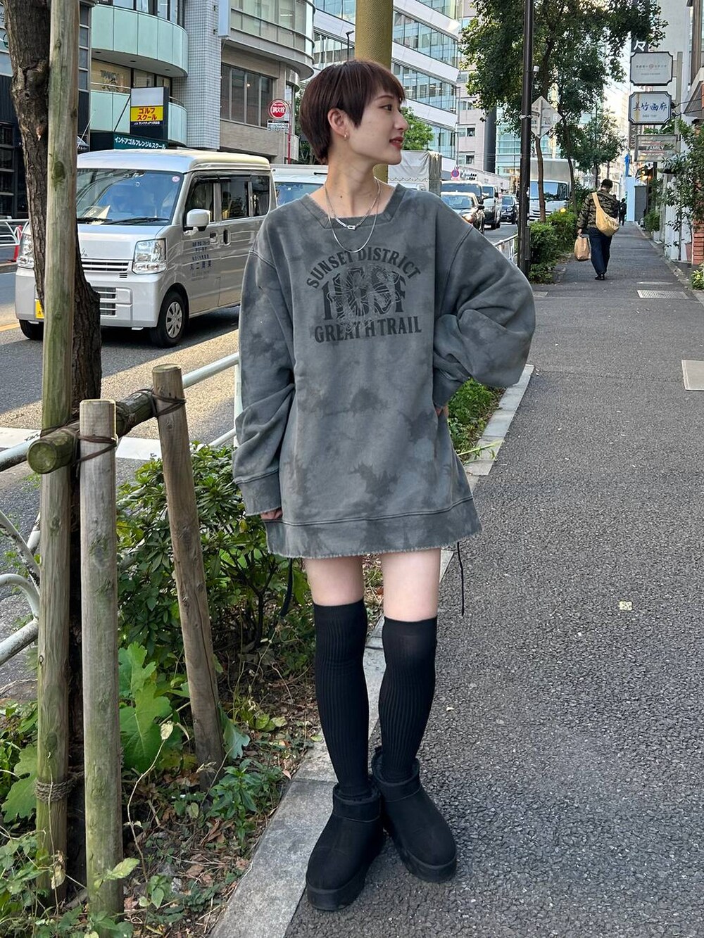 ブラック系のブーツ、ブラック系のスカート、グレー系のスウェットを着用したレディースの冬コーディネートの9枚目の写真