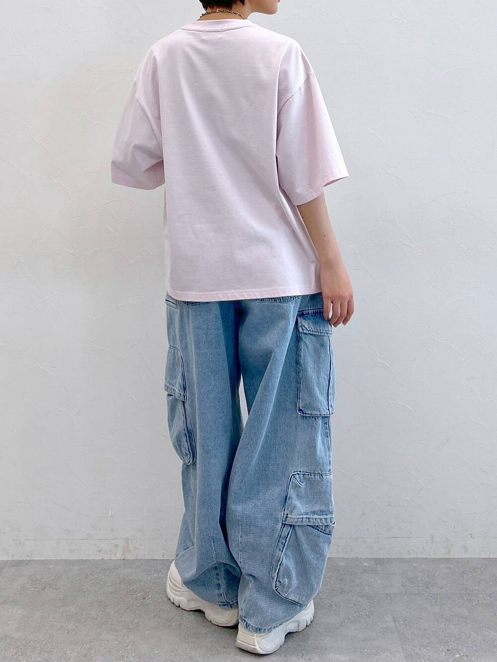 ピンク系のTシャツ/カットソー、ブルー系のデニムパンツ、シルバー系のネックレスを着用したレディースの夏コーディネートの7枚目の写真