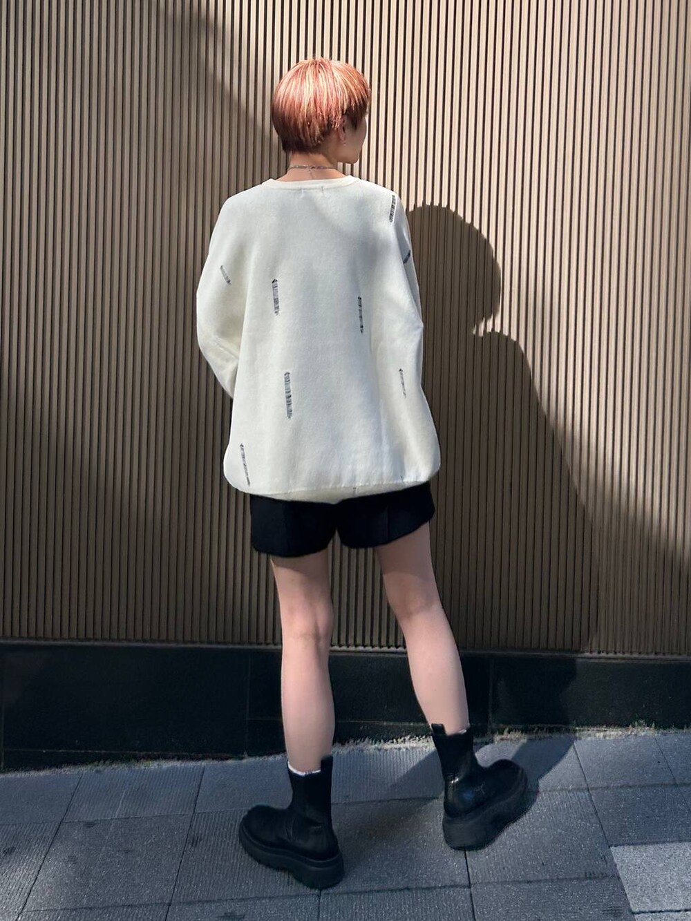 ホワイト系のニット/セーターを着用したレディースの秋コーディネートの6枚目の写真