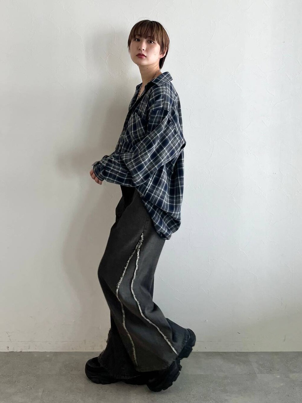 ブラック系のスニーカー、ブルー系のシャツ/ブラウス、ブラック系のデニムパンツを着用したレディースの秋コーディネートの5枚目の写真