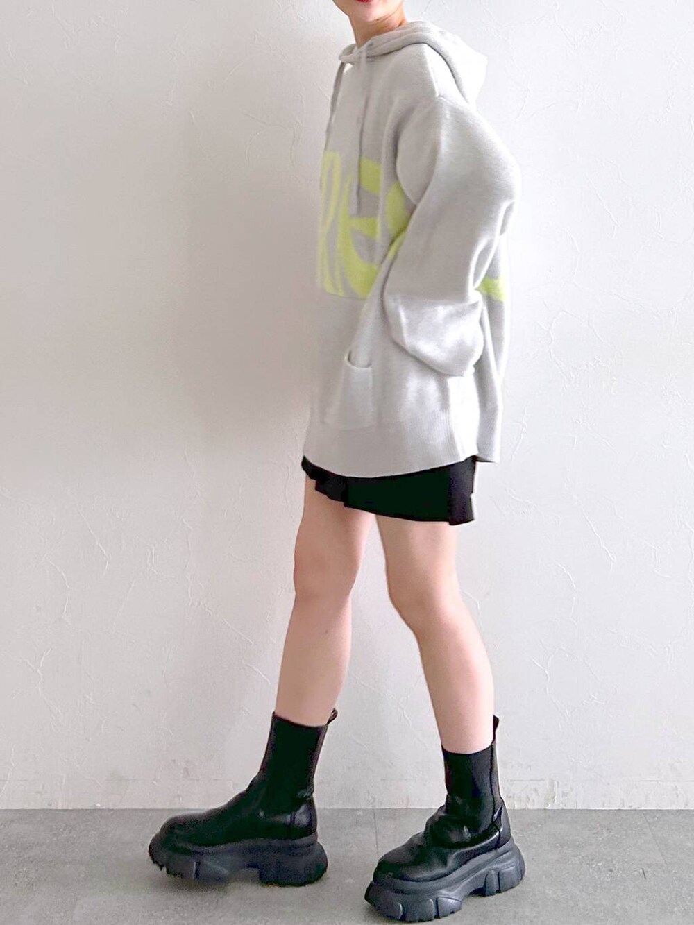 ブラック系のブーツ、ブラック系のその他パンツ、ベージュ系のニット/セーターを着用したレディースの冬コーディネートの6枚目の写真