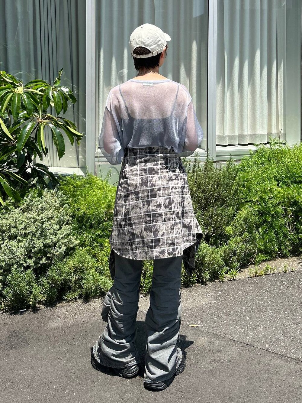 ブラック系のスニーカー、ブルー系のデニムパンツ、ブルー系のニット/セーターを着用したレディースの秋コーディネートの6枚目の写真