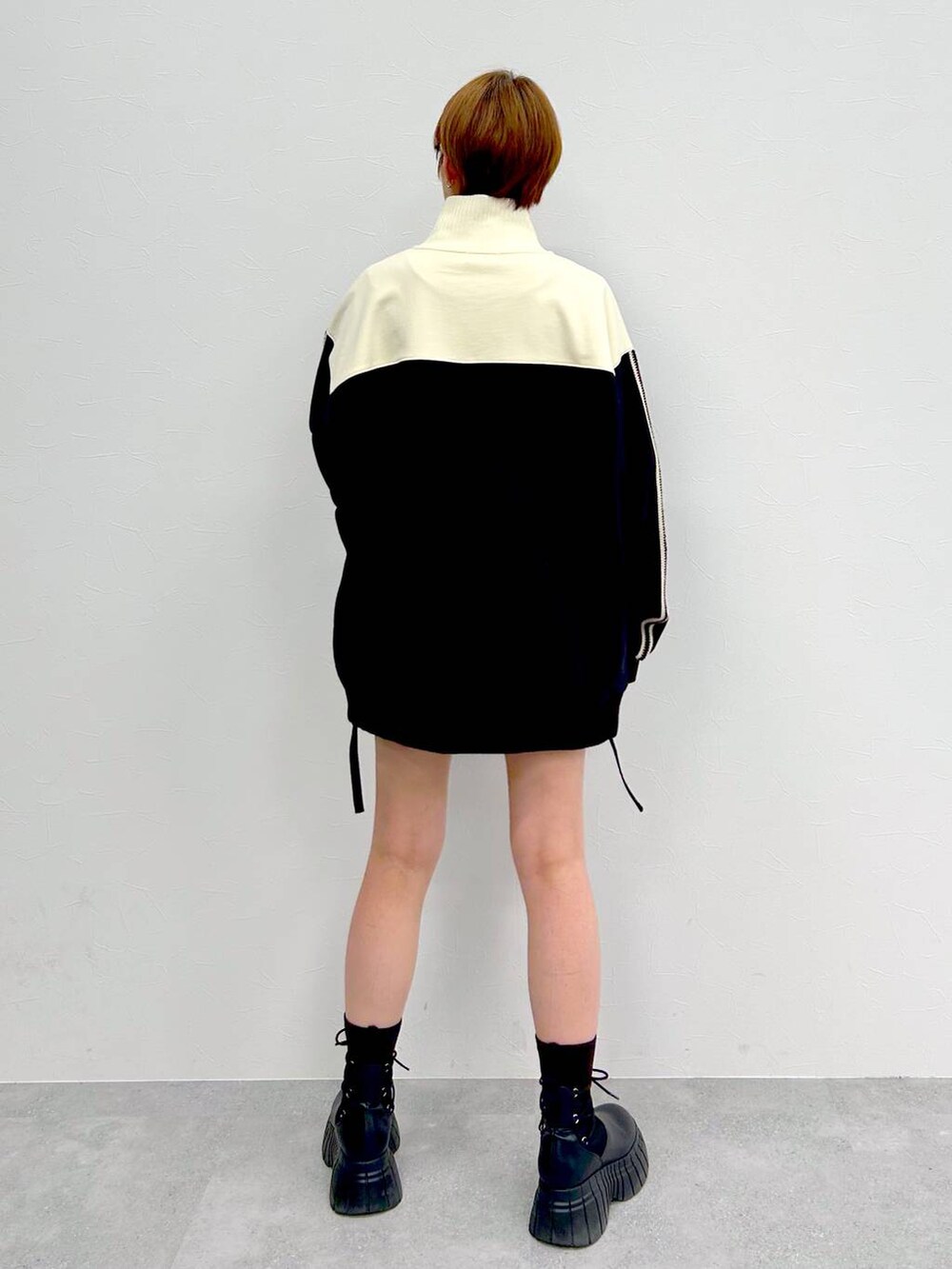 ブラック系のブーツ、ブラック系のスカート、ブラック系のスウェットを着用したレディースの冬コーディネートの6枚目の写真