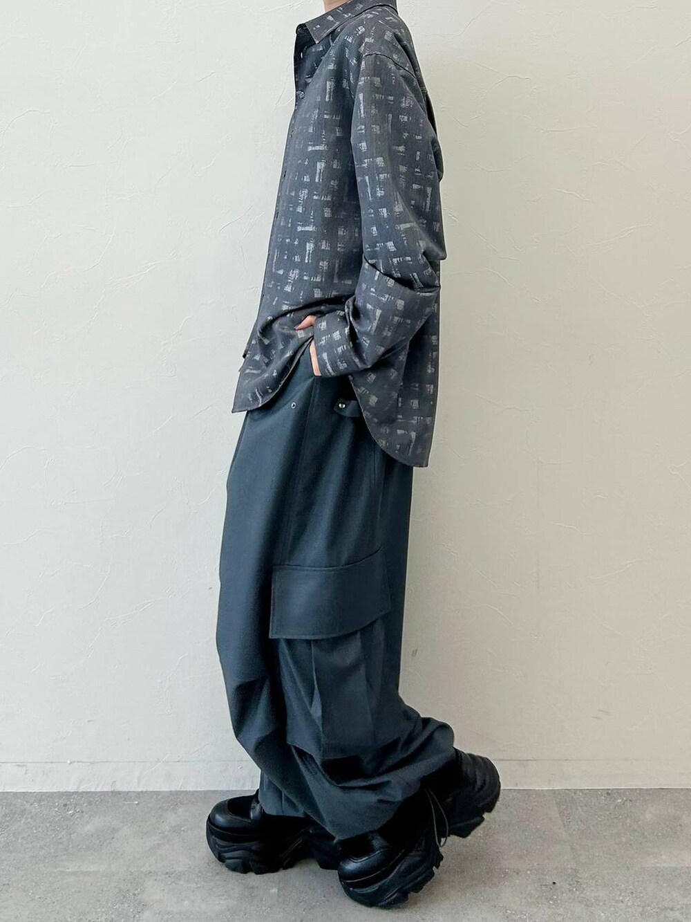 ブラック系のブーツ、ブラック系のシャツ/ブラウス、グレー系のカーゴパンツを着用したレディースの秋コーディネートの4枚目の写真