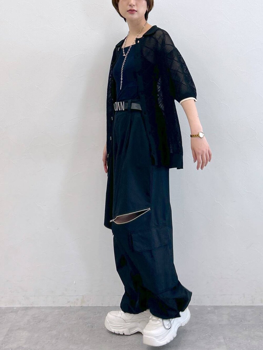 ブラック系のカーゴパンツ、ブラック系のシャツ/ブラウス、ブラック系のベルトを着用したレディースの夏コーディネートの4枚目の写真