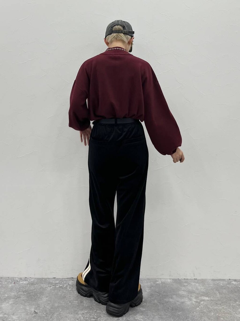 ブラウン系のブーツ、レッド系のニット/セーター、ブラック系のスウェットパンツを着用したレディースの秋コーディネートの7枚目の写真