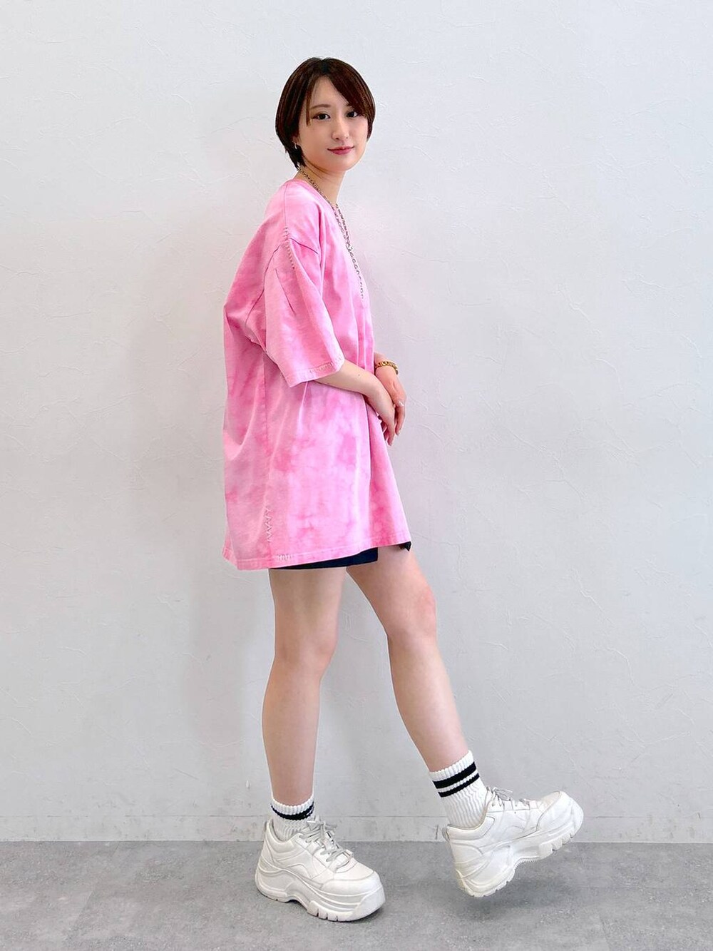 ピンク系のTシャツ/カットソー、ブラック系のその他パンツ、シルバー系のネックレスを着用したレディースの夏コーディネートの3枚目の写真