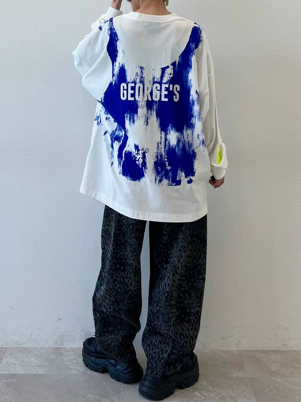 ブラック系のスニーカー、ブラック系のデニムパンツ、ブラック系のキャップを着用したレディースの春コーディネートの7枚目の写真