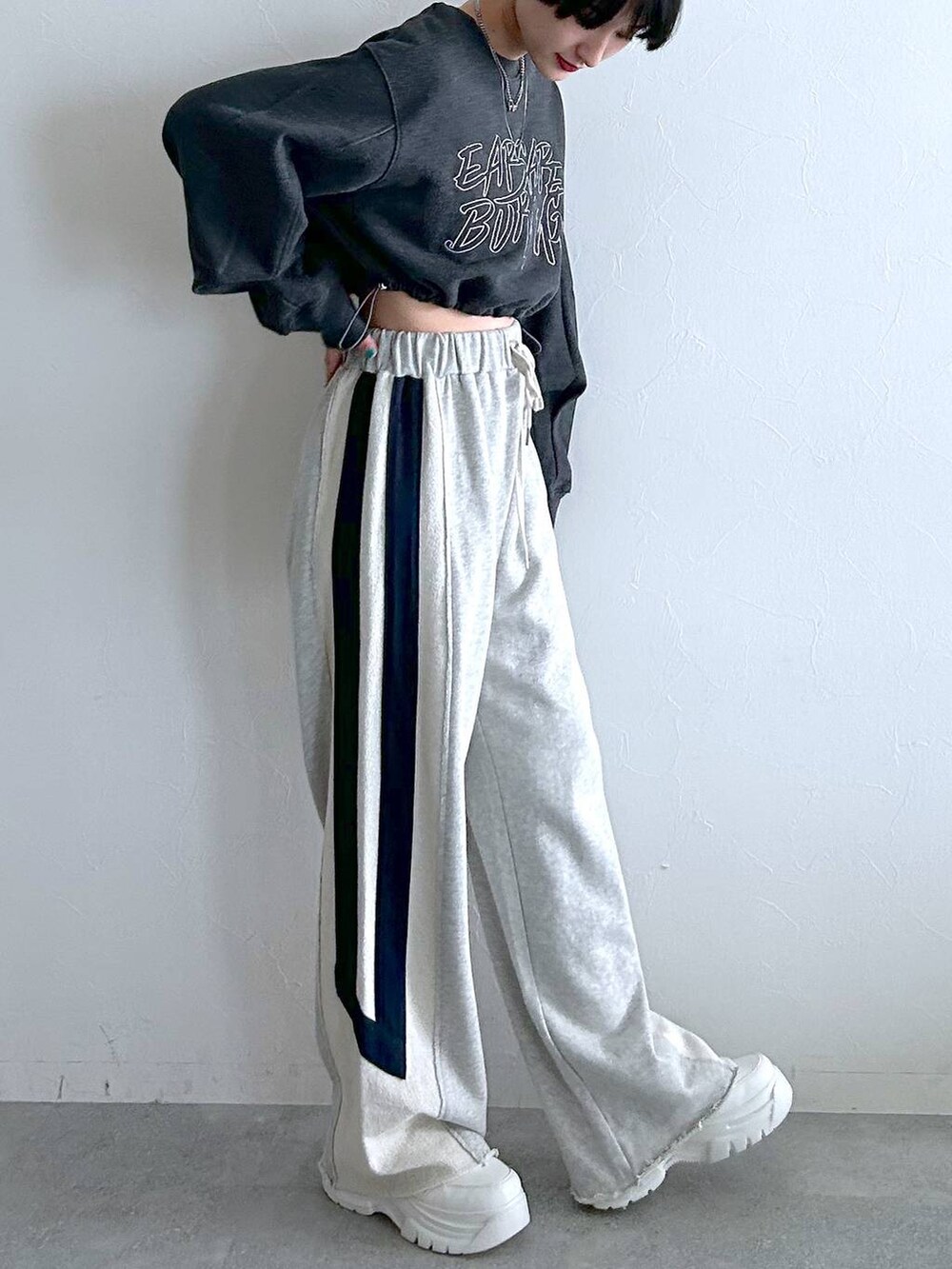 グレー系のスウェットパンツ、ブラック系のスウェットを着用したレディースの冬コーディネートの5枚目の写真