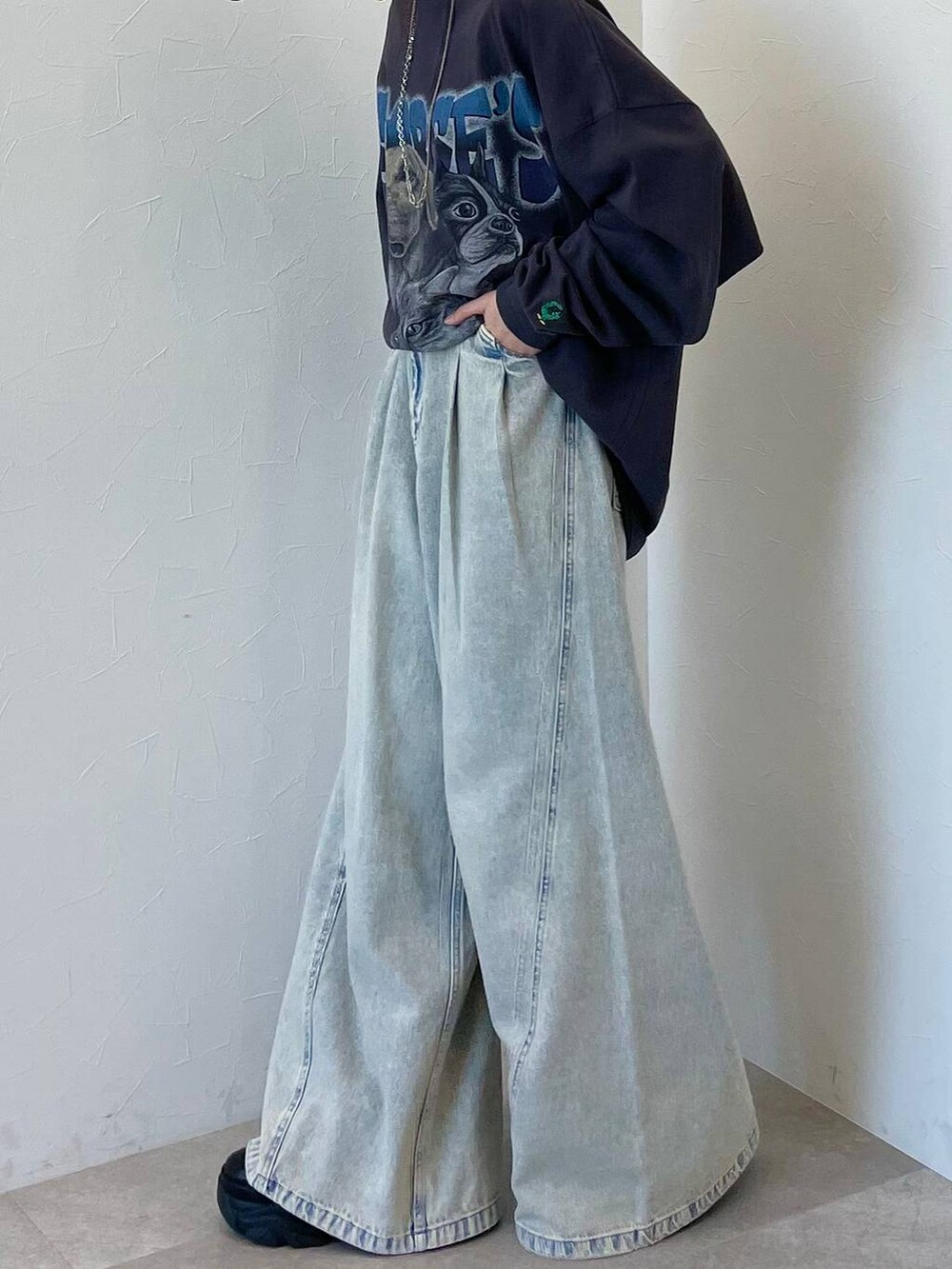 ブラック系のスニーカー、ブルー系のデニムパンツ、ブラック系のキャップを着用したレディースの春コーディネートの6枚目の写真