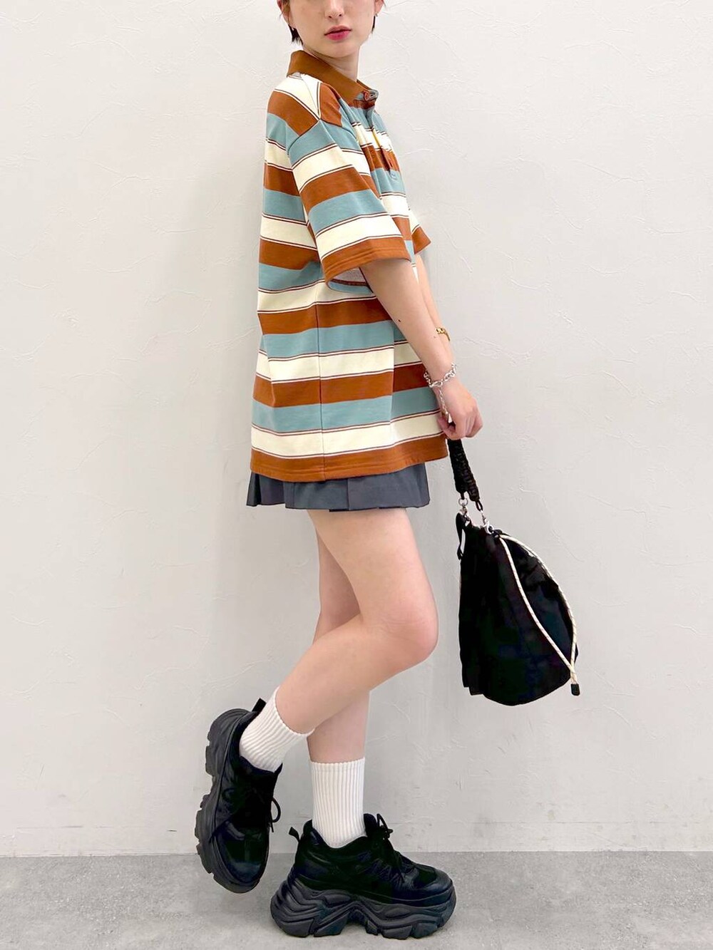 ブラック系のスニーカー、グレー系のその他パンツ、ブラック系のショルダーバッグを着用したレディースの夏コーディネートの6枚目の写真