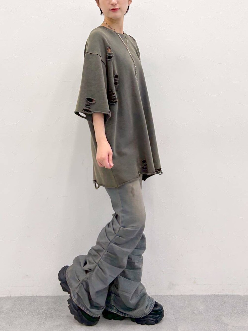 ブラック系のスニーカー、グレー系のTシャツ/カットソー、ブルー系のデニムパンツを着用したレディースの夏コーディネートの6枚目の写真