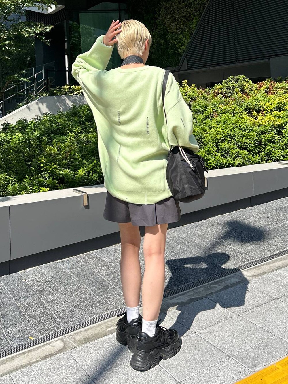 ブラック系のスニーカー、ブラック系のショルダーバッグ、グレー系のネクタイを着用したレディースの秋コーディネートの8枚目の写真