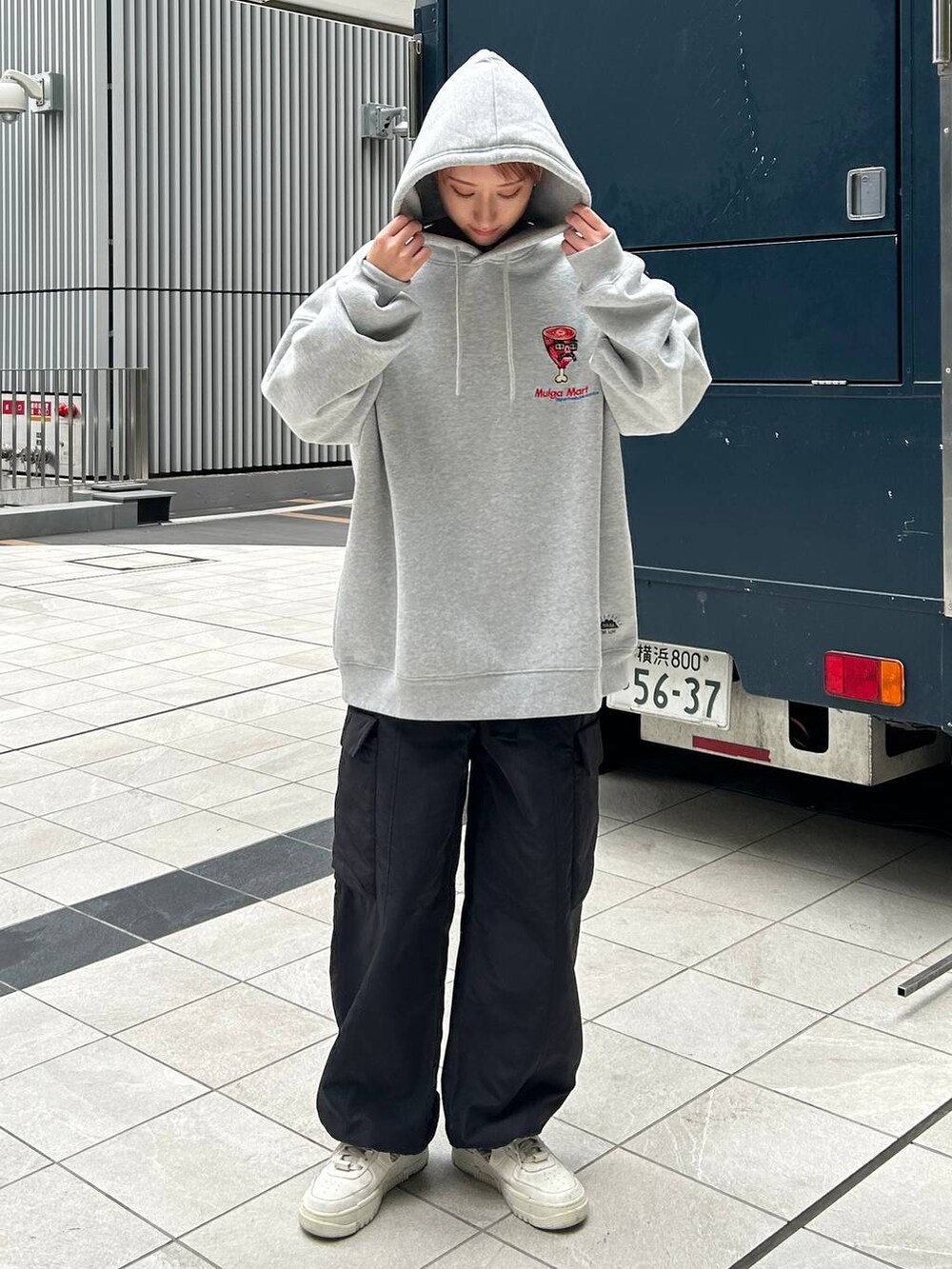 グレー系のスウェット、ブラック系のカーゴパンツを着用したレディースの冬コーディネートの6枚目の写真