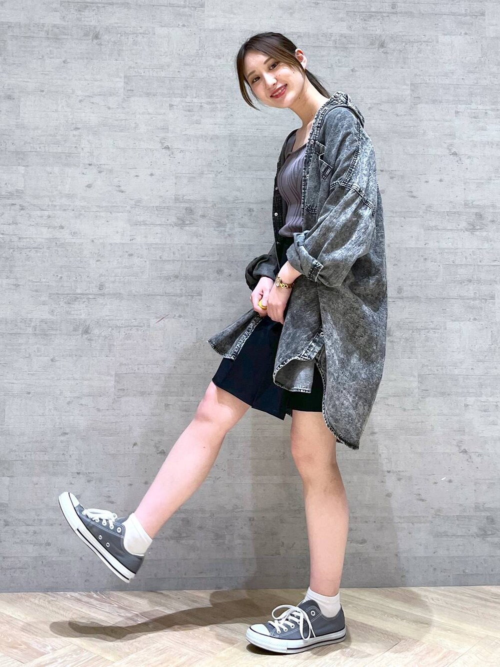 ブラック系のシャツ/ブラウス、グレー系のタンクトップ、ブラック系のその他パンツを着用したレディースの夏コーディネートの5枚目の写真