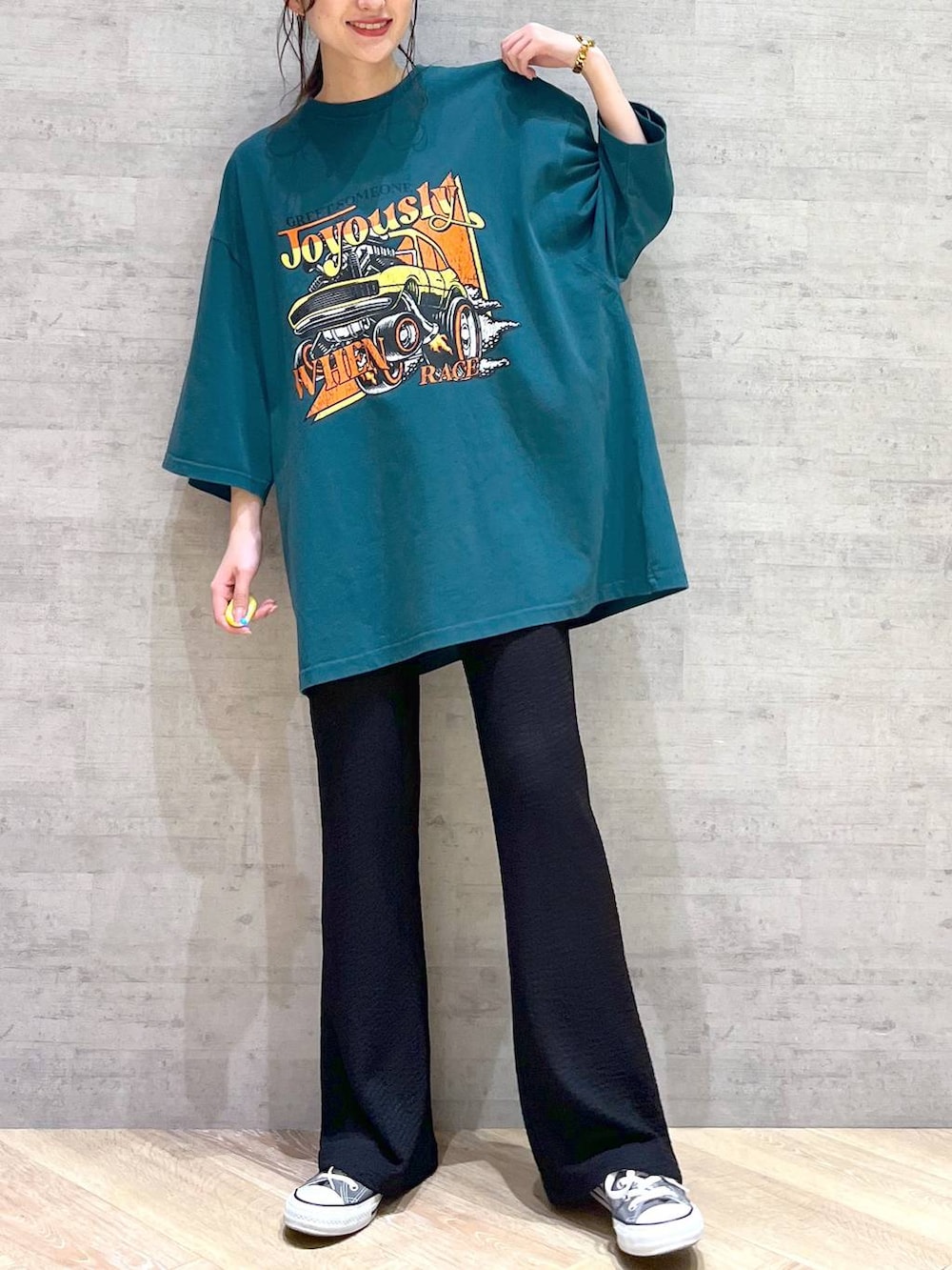 グリーン系のTシャツ/カットソー、ブラック系のその他パンツを着用したレディースの夏コーディネートの2枚目の写真