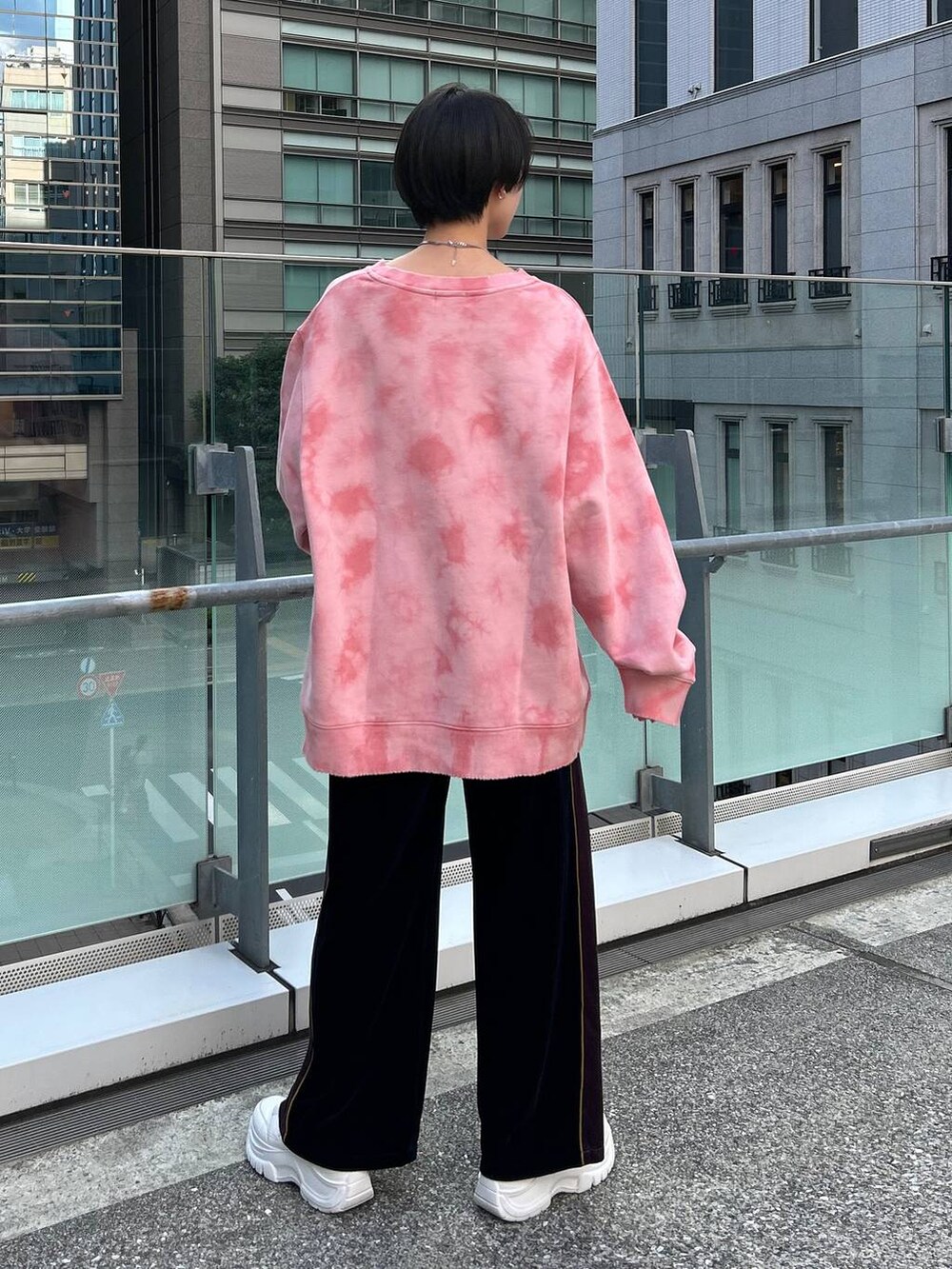 ピンク系のスウェットを着用したレディースの冬コーディネートの5枚目の写真