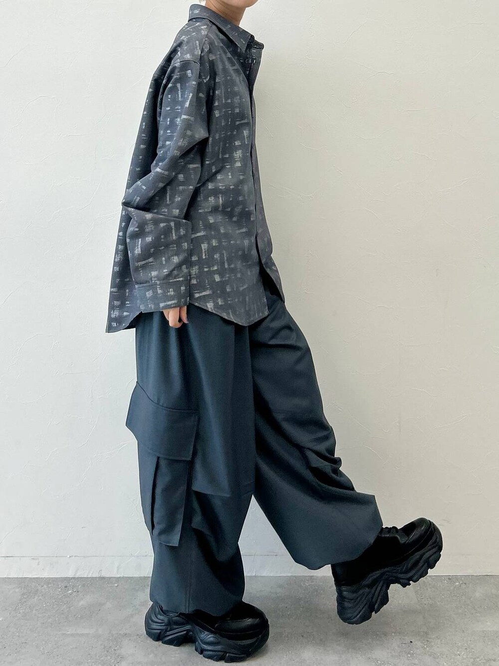 ブラック系のブーツ、ブラック系のシャツ/ブラウス、グレー系のカーゴパンツを着用したレディースの秋コーディネートの6枚目の写真