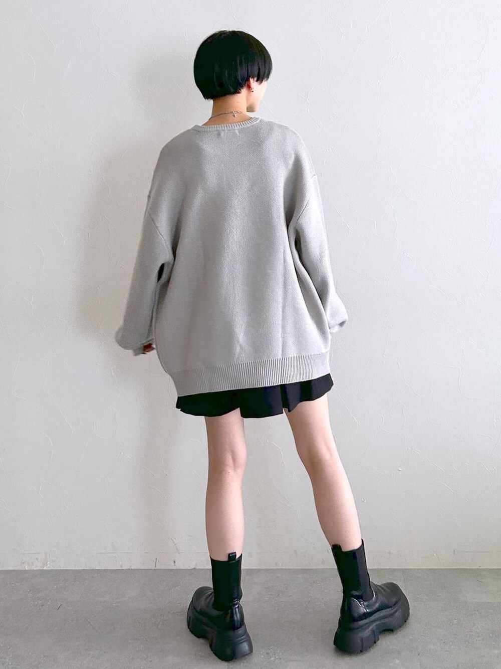 ブラック系のブーツ、ブラック系のその他パンツ、グレー系のニット/セーターを着用したレディースの冬コーディネートの6枚目の写真