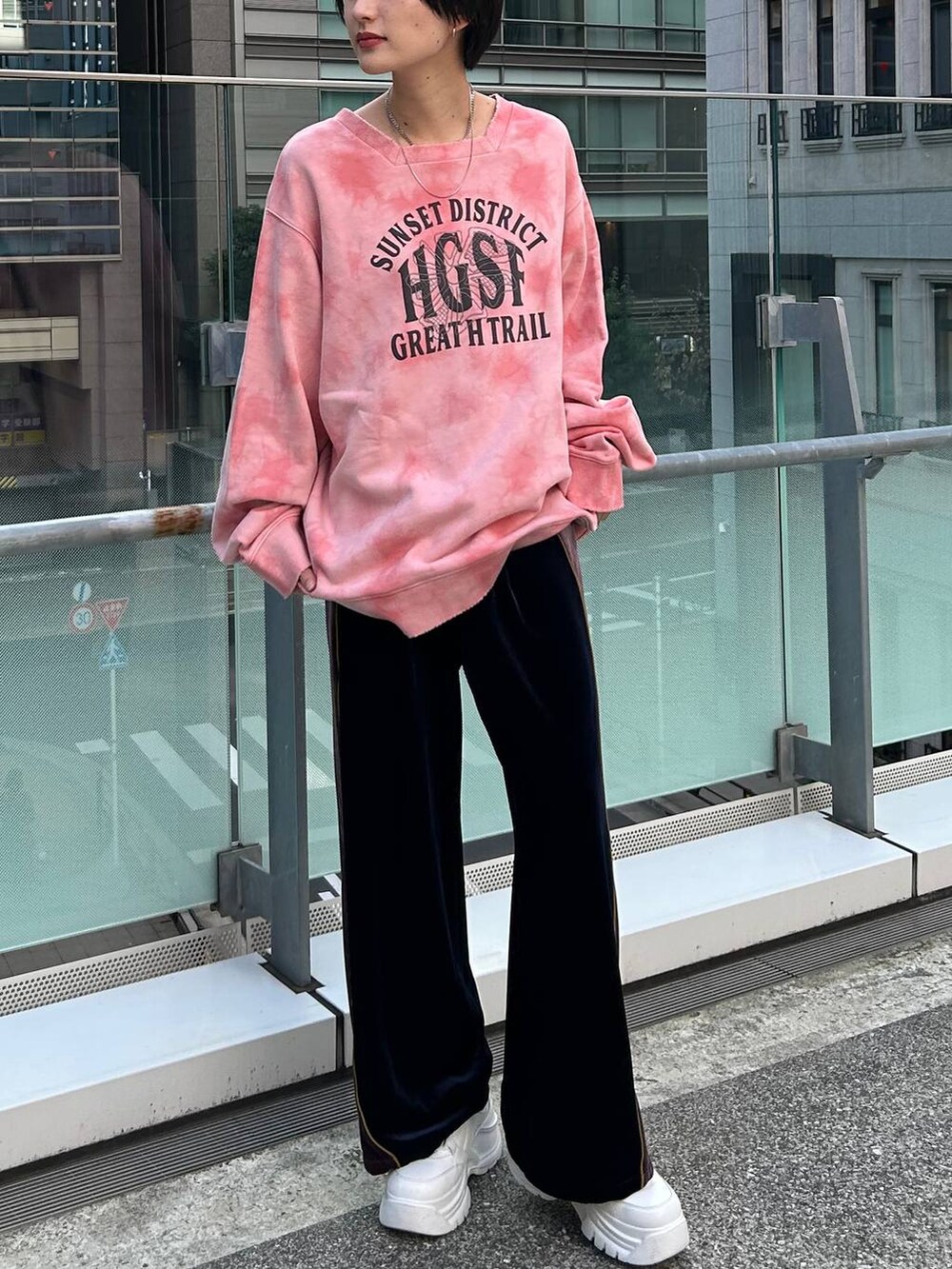 ピンク系のスウェットを着用したレディースの冬コーディネートの2枚目の写真