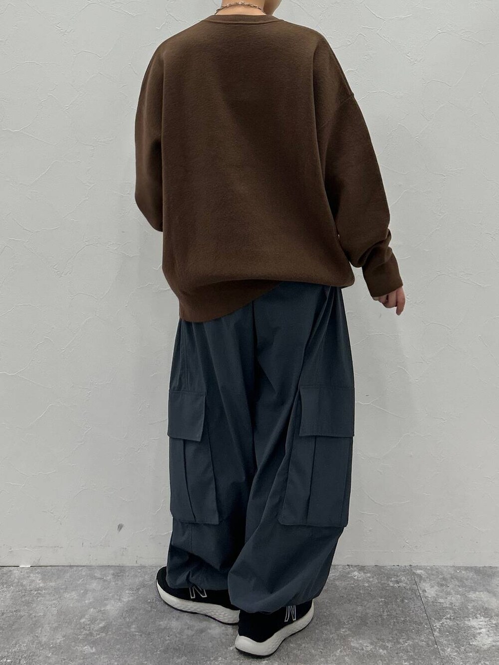 グレー系のカーゴパンツ、ブラウン系のニット/セーター、ブラック系のニットキャップ/ビーニーを着用したレディースの秋コーディネートの8枚目の写真