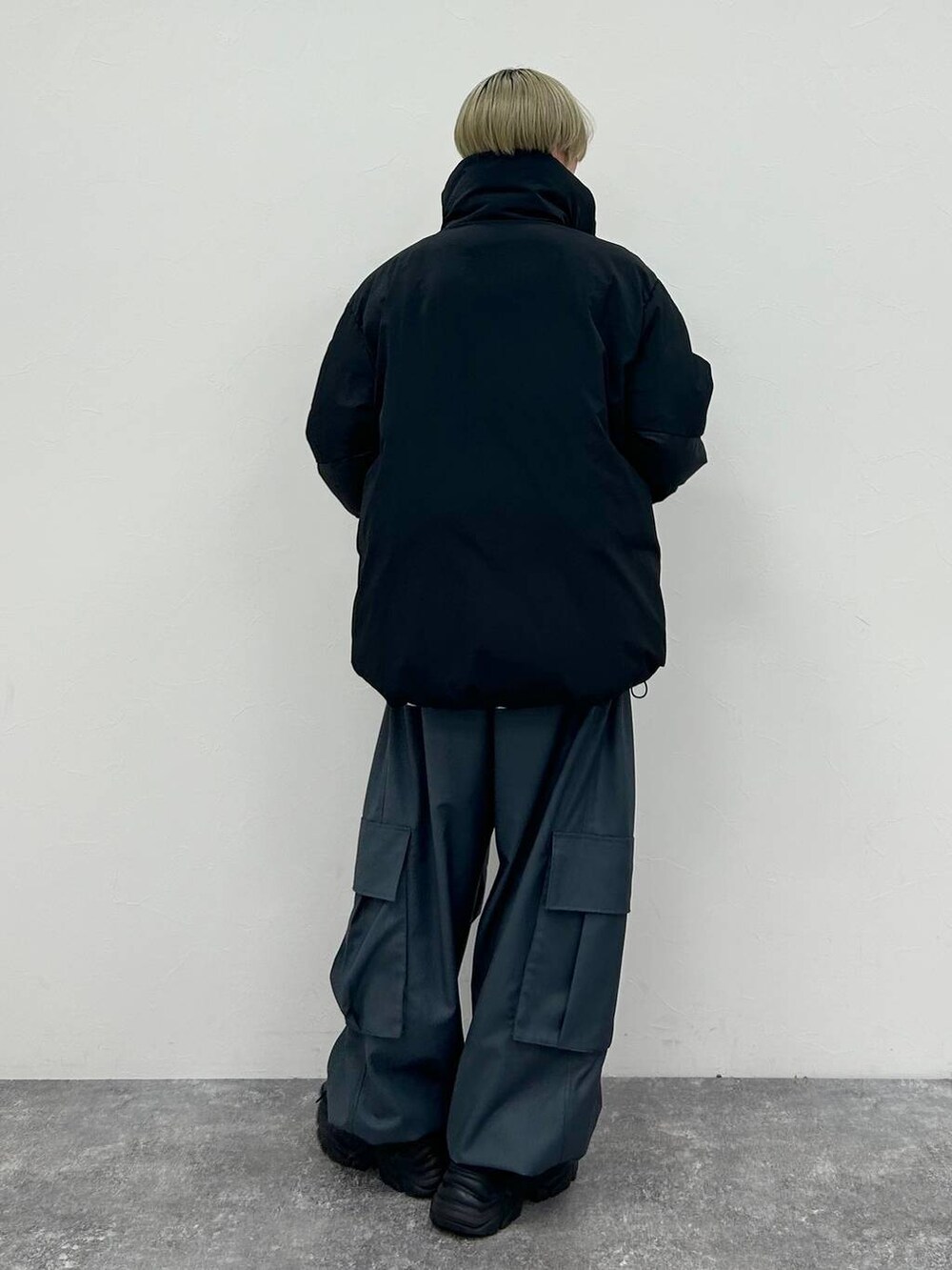 ブラック系のスニーカー、グレー系のカーゴパンツ、ブラック系のブルゾンを着用したレディースの冬コーディネートの7枚目の写真