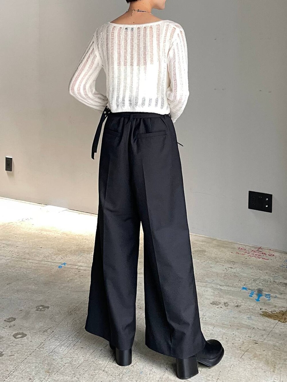 ホワイト系のキャミソール、ブラック系のショルダーバッグ、ホワイト系のカーディガン/ボレロを着用したレディースの冬コーディネートの8枚目の写真