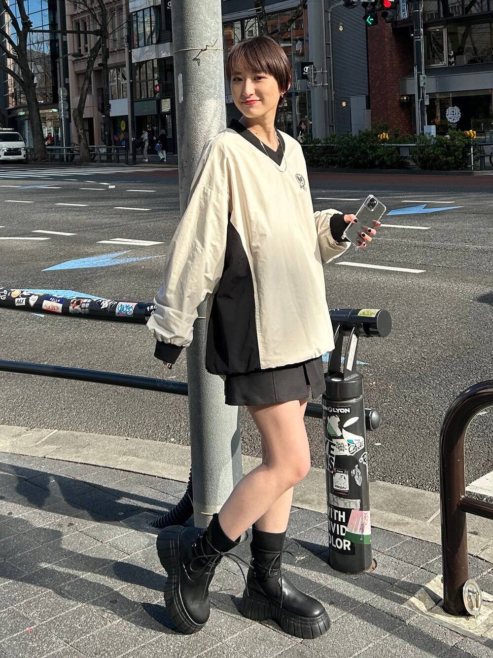 ホワイト系のその他トップス、ブラック系のブーツ、ブラック系のその他パンツを着用したレディースの春コーディネートの8枚目の写真
