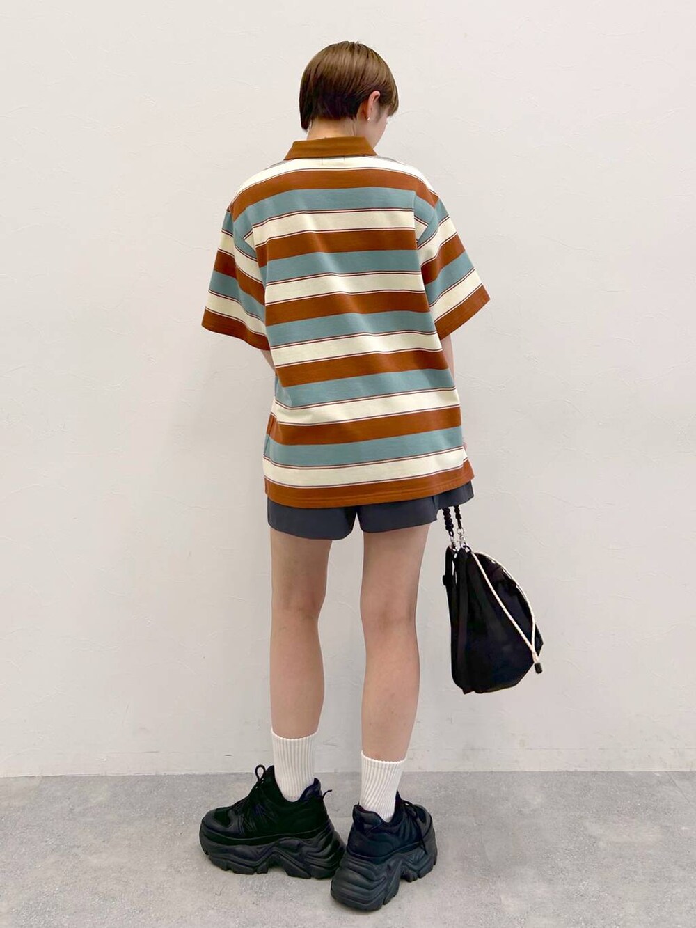 ブラック系のスニーカー、グレー系のその他パンツ、ブラック系のショルダーバッグを着用したレディースの夏コーディネートの7枚目の写真