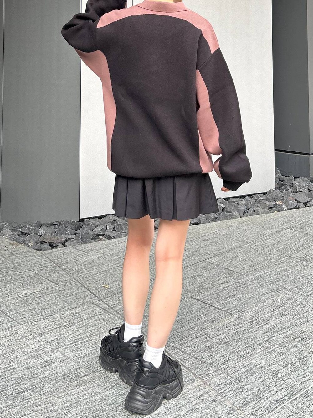 ブラック系のスニーカー、ブラウン系のニット/セーターを着用したレディースの秋コーディネートの7枚目の写真