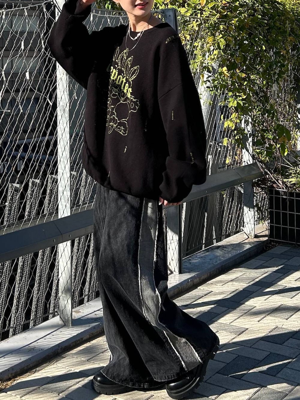 ブラック系のニット/セーターを着用したレディースの秋コーディネートの3枚目の写真