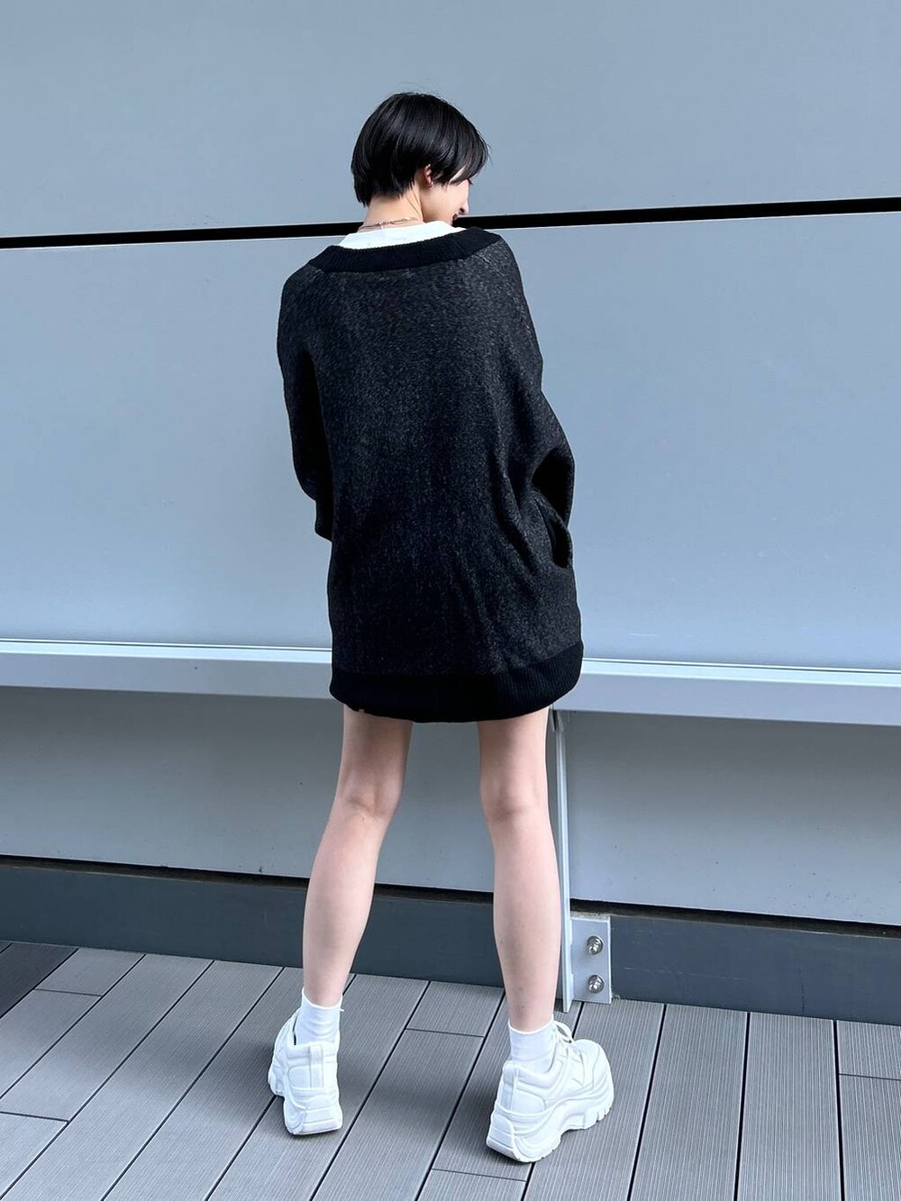 ブラック系のカーディガン/ボレロを着用したレディースの冬コーディネートの9枚目の写真