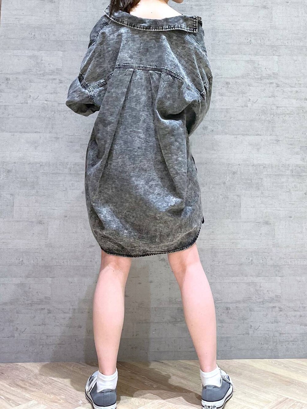 ブラック系のシャツ/ブラウス、グレー系のタンクトップ、ブラック系のその他パンツを着用したレディースの夏コーディネートの7枚目の写真