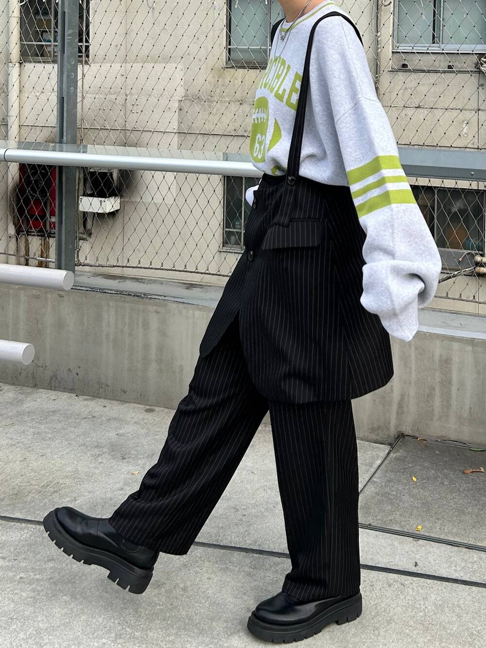 ブラック系のスラックス、ベージュ系のニット/セーターを着用したレディースの秋コーディネートの5枚目の写真