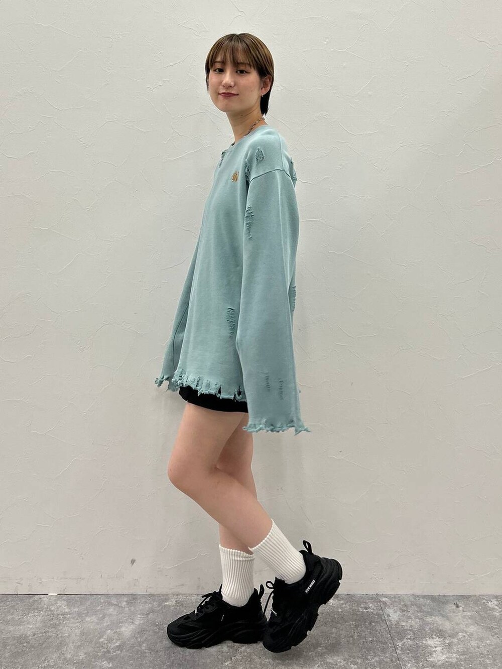 ブラック系のその他パンツ、グリーン系のスウェット、シルバー系のネックレスを着用したレディースの秋コーディネートの4枚目の写真