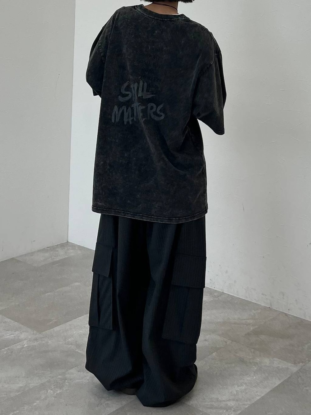 その他のカーゴパンツ、ブラック系のTシャツ/カットソー、ホワイト系のキャップを着用したレディースの夏コーディネートの4枚目の写真