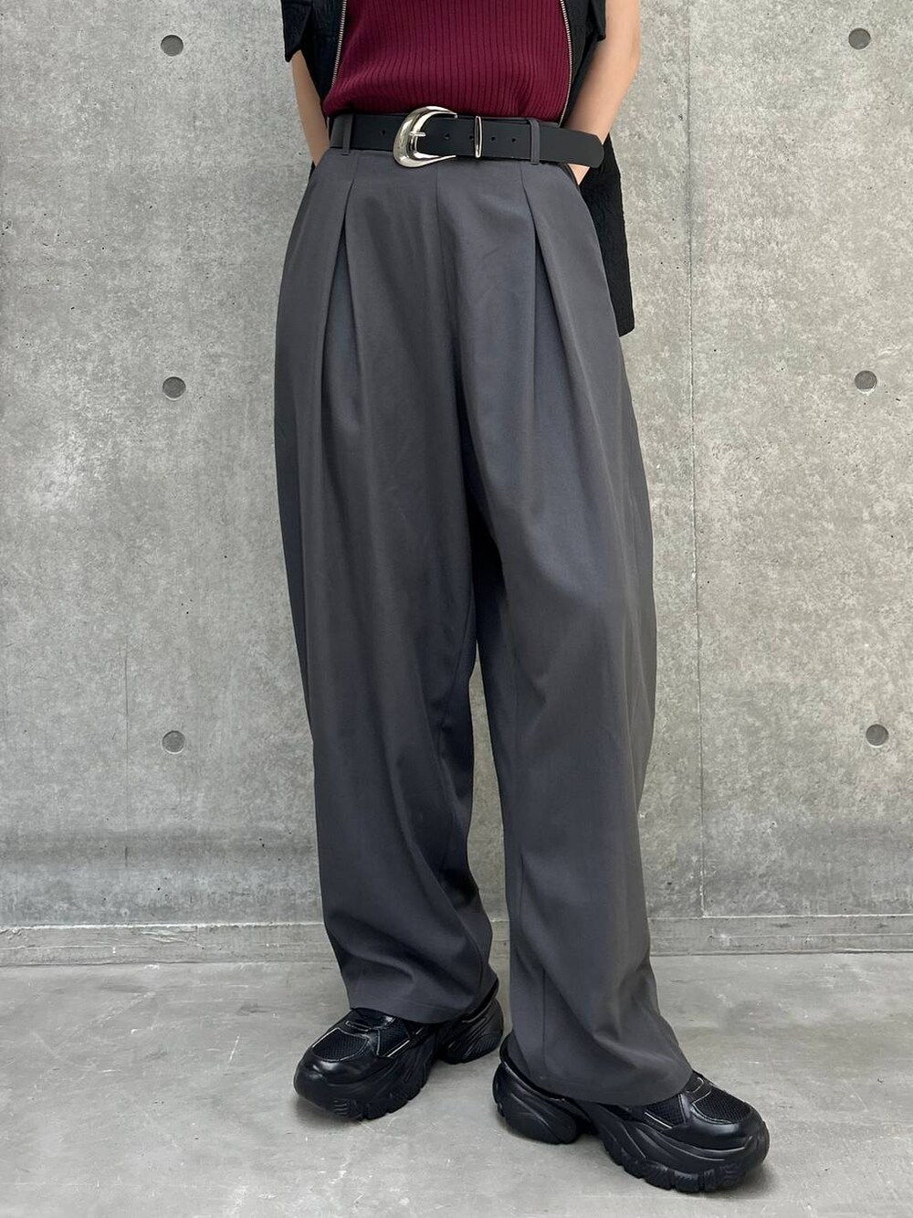 ブラック系のスニーカー、ブラック系のベスト、グレー系のその他パンツを着用したレディースの夏コーディネートの4枚目の写真