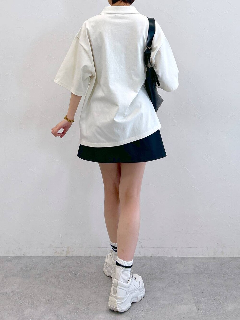 ホワイト系のTシャツ/カットソー、ブラック系のその他パンツ、ブラック系のショルダーバッグを着用したレディースの春コーディネートの7枚目の写真