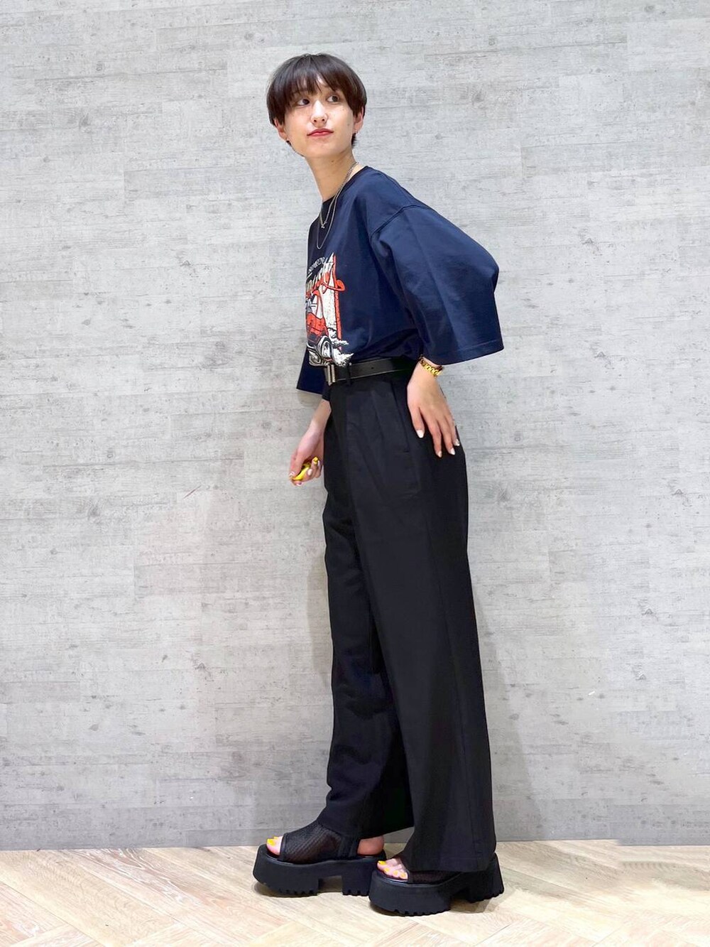 ブルー系のTシャツ/カットソー、ブラック系のスラックス、ブラック系のサンダルを着用したレディースの夏コーディネートの3枚目の写真