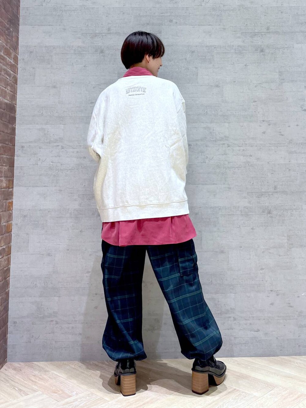 ベージュ系のスウェット、レッド系のシャツ/ブラウス、ブルー系のカーゴパンツを着用したレディースの冬コーディネートの7枚目の写真