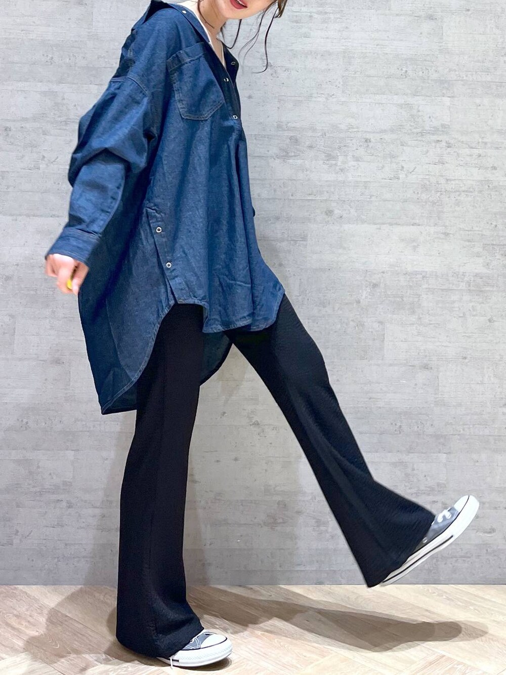 ブルー系のシャツ/ブラウス、ブラック系のその他パンツ、ブラック系のキャミソールを着用したレディースの夏コーディネートの4枚目の写真