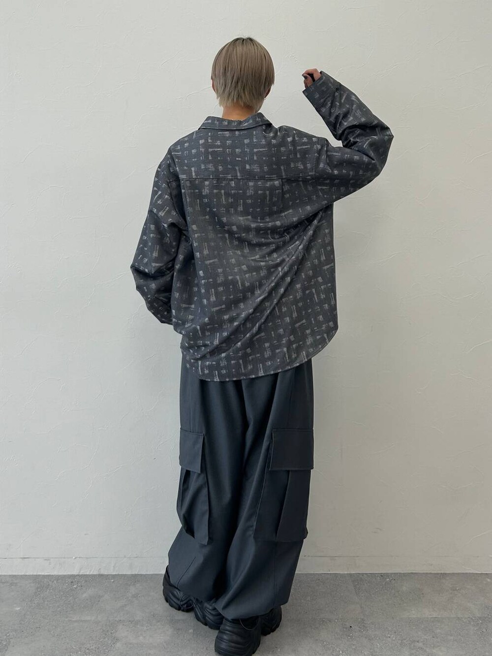 ブラック系のブーツ、ブラック系のシャツ/ブラウス、グレー系のカーゴパンツを着用したレディースの秋コーディネートの7枚目の写真