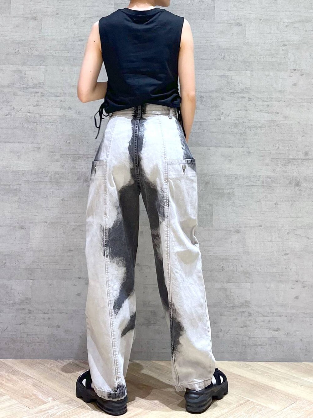 ブラック系のデニムパンツ、ブラック系のTシャツ/カットソーを着用したレディースの夏コーディネートの4枚目の写真