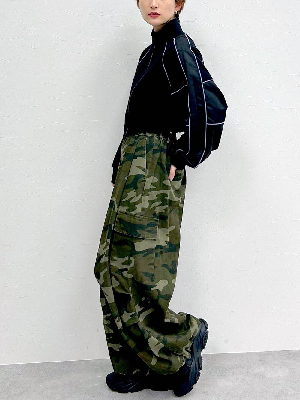 グリーン系のその他パンツ、ブラック系のスウェットを着用したレディースの冬コーディネートの4枚目の写真